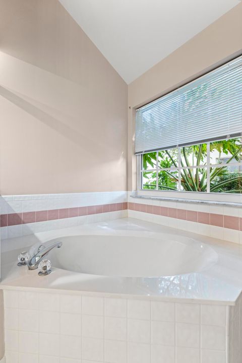 合同活跃: $645,000 (4 贝兹, 3 浴室, 2093 平方英尺)