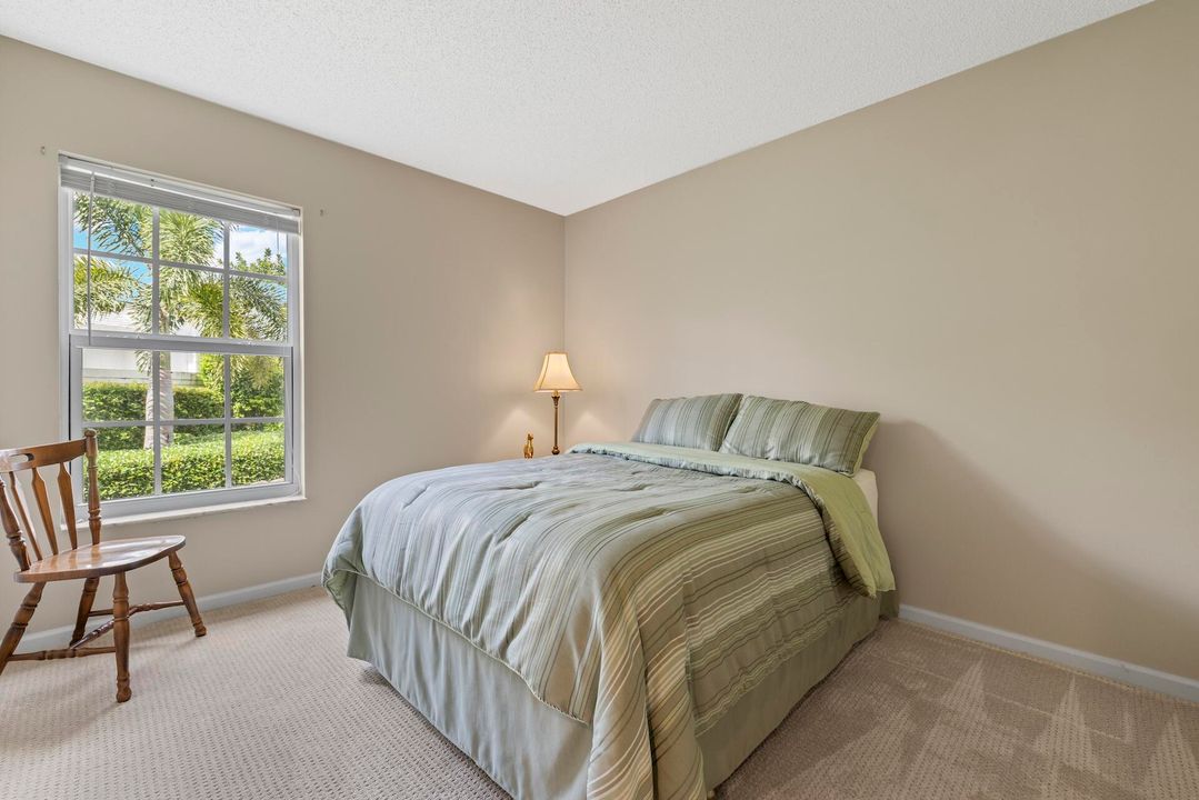 合同活跃: $645,000 (4 贝兹, 3 浴室, 2093 平方英尺)