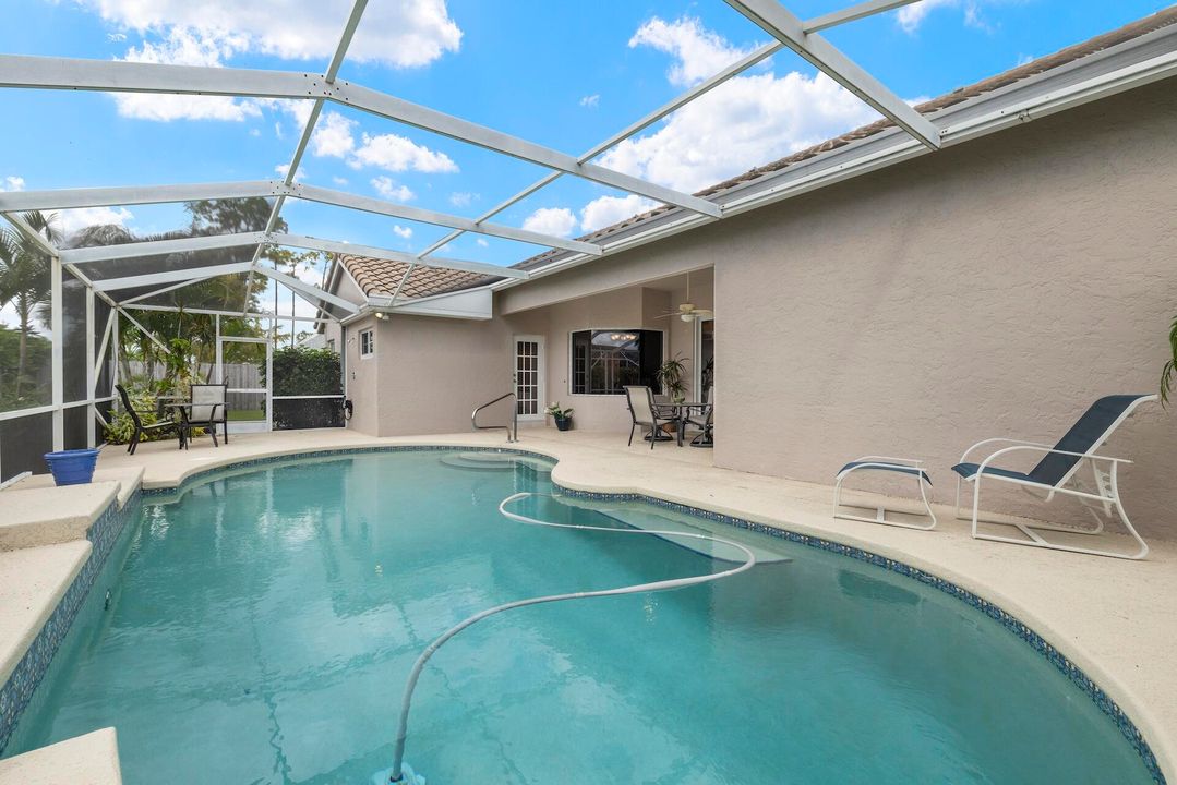 合同活跃: $645,000 (4 贝兹, 3 浴室, 2093 平方英尺)