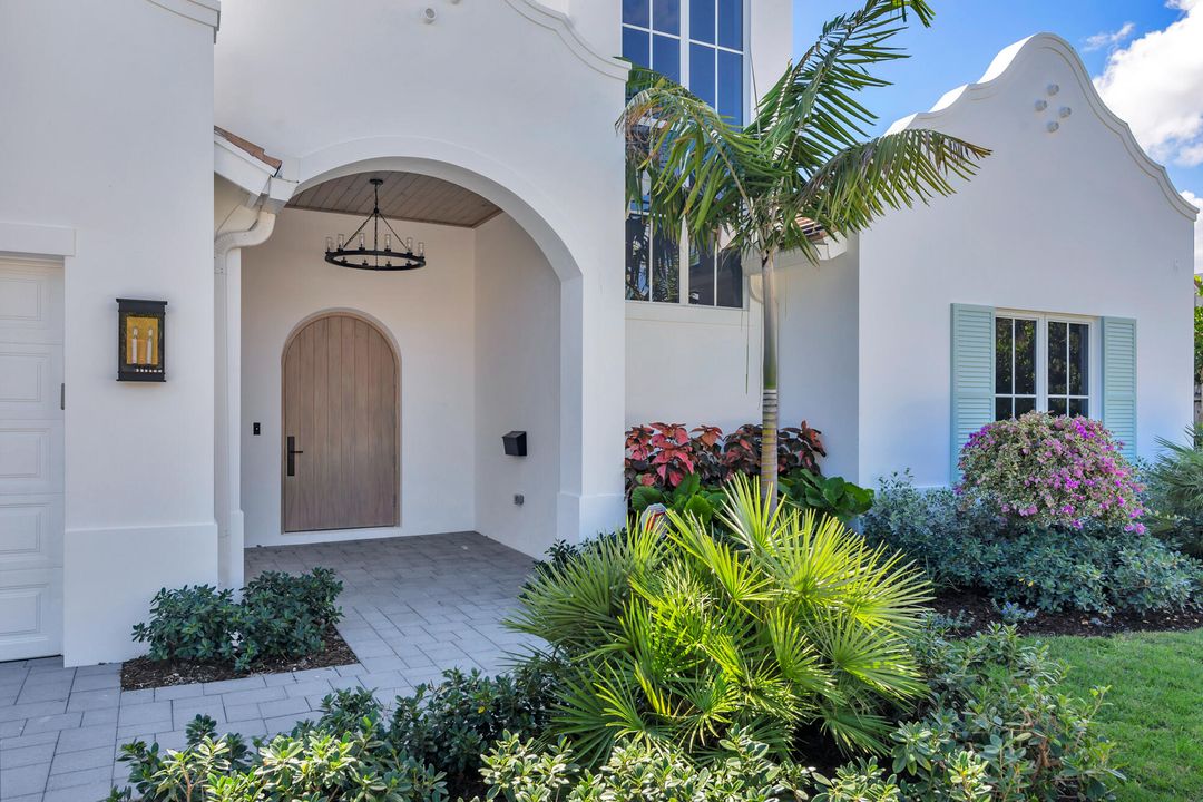 合同活跃: $3,450,000 (4 贝兹, 3 浴室, 2982 平方英尺)