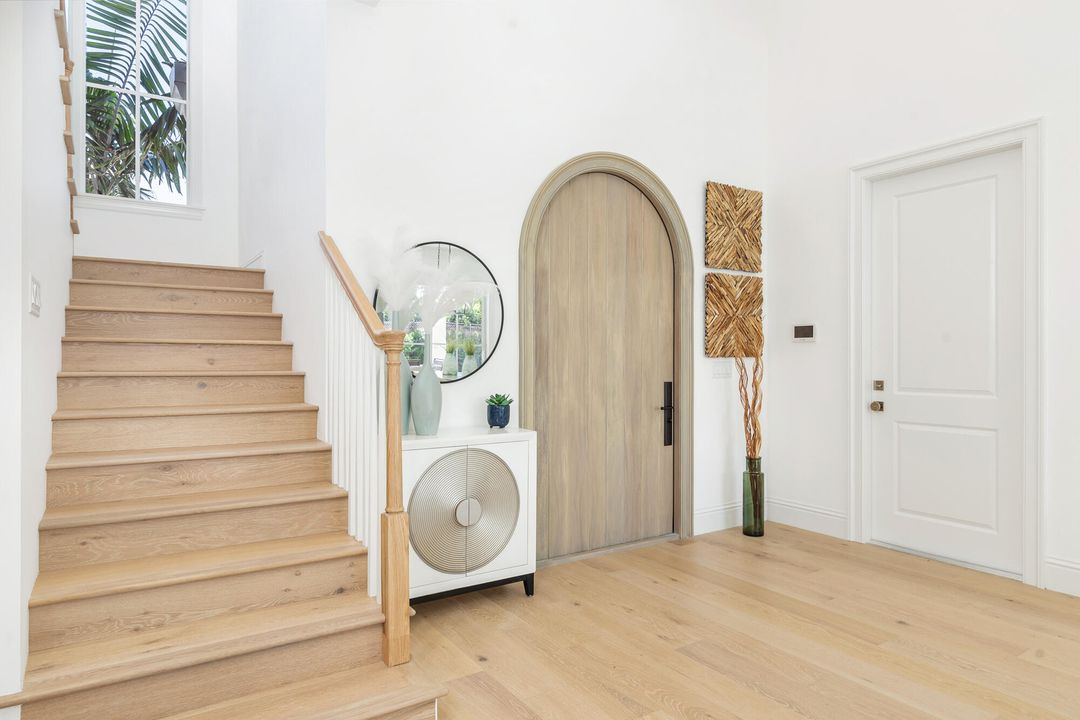 合同活跃: $3,450,000 (4 贝兹, 3 浴室, 2982 平方英尺)