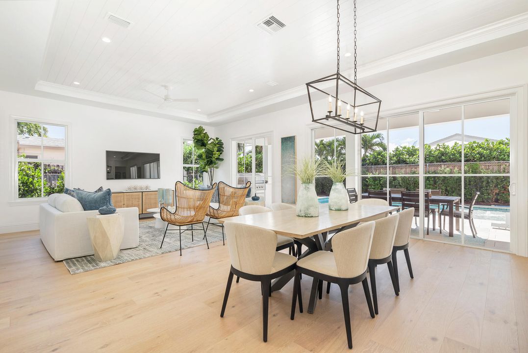 合同活跃: $3,450,000 (4 贝兹, 3 浴室, 2982 平方英尺)