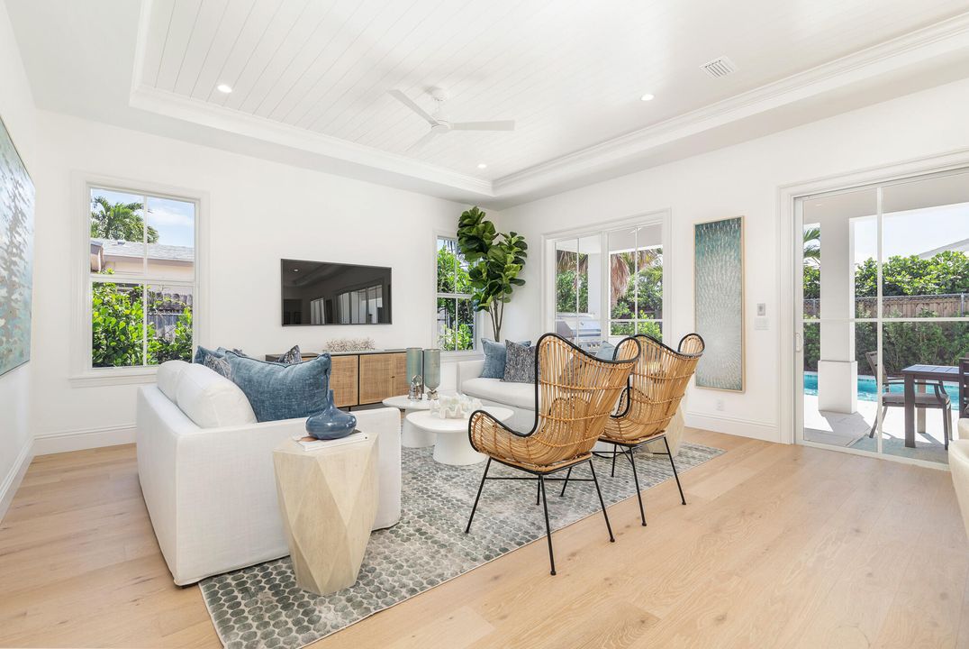 合同活跃: $3,450,000 (4 贝兹, 3 浴室, 2982 平方英尺)