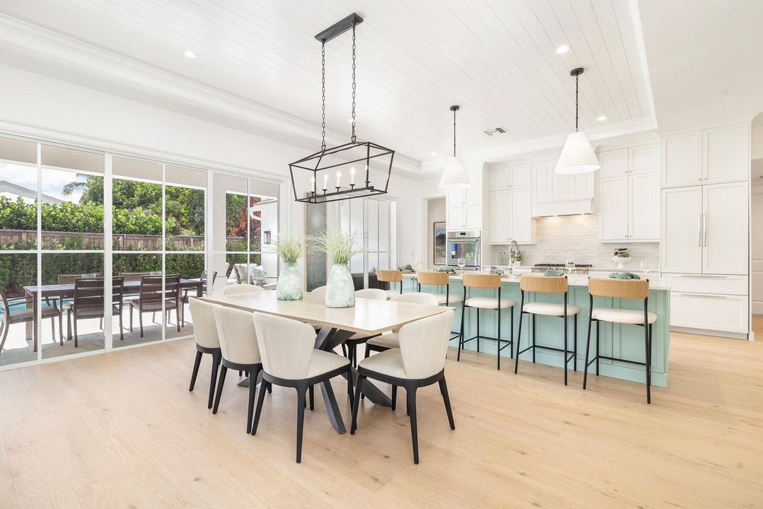 合同活跃: $3,450,000 (4 贝兹, 3 浴室, 2982 平方英尺)