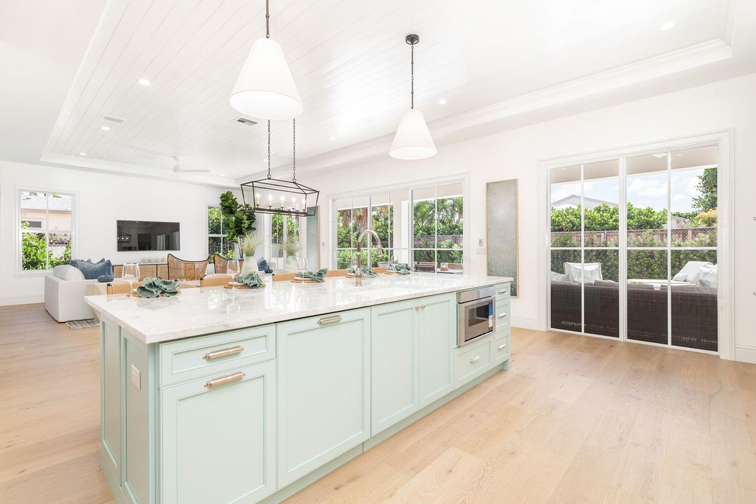 合同活跃: $3,450,000 (4 贝兹, 3 浴室, 2982 平方英尺)