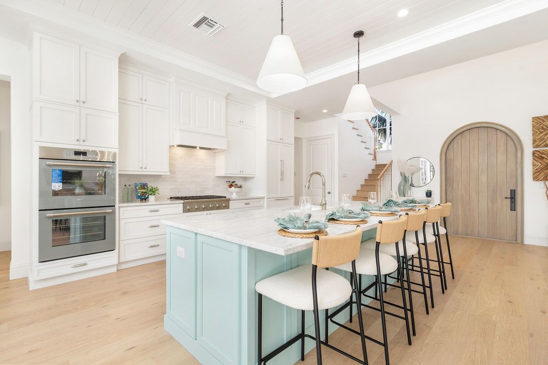 合同活跃: $3,450,000 (4 贝兹, 3 浴室, 2982 平方英尺)