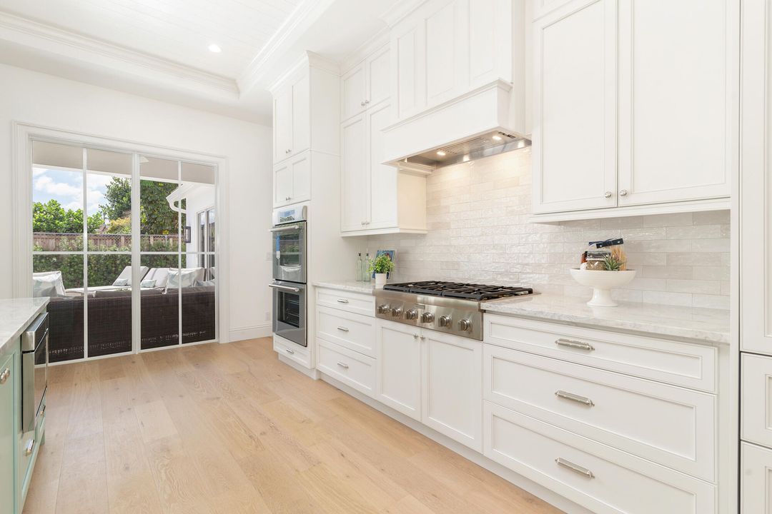 合同活跃: $3,450,000 (4 贝兹, 3 浴室, 2982 平方英尺)