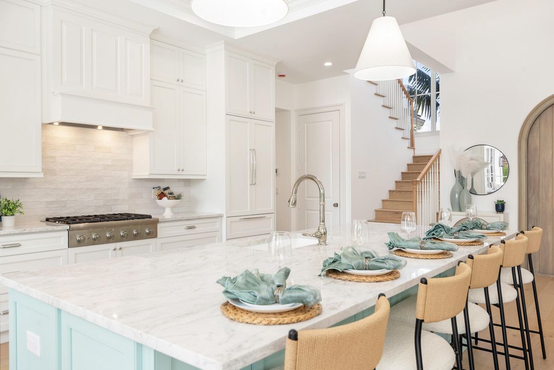 合同活跃: $3,450,000 (4 贝兹, 3 浴室, 2982 平方英尺)