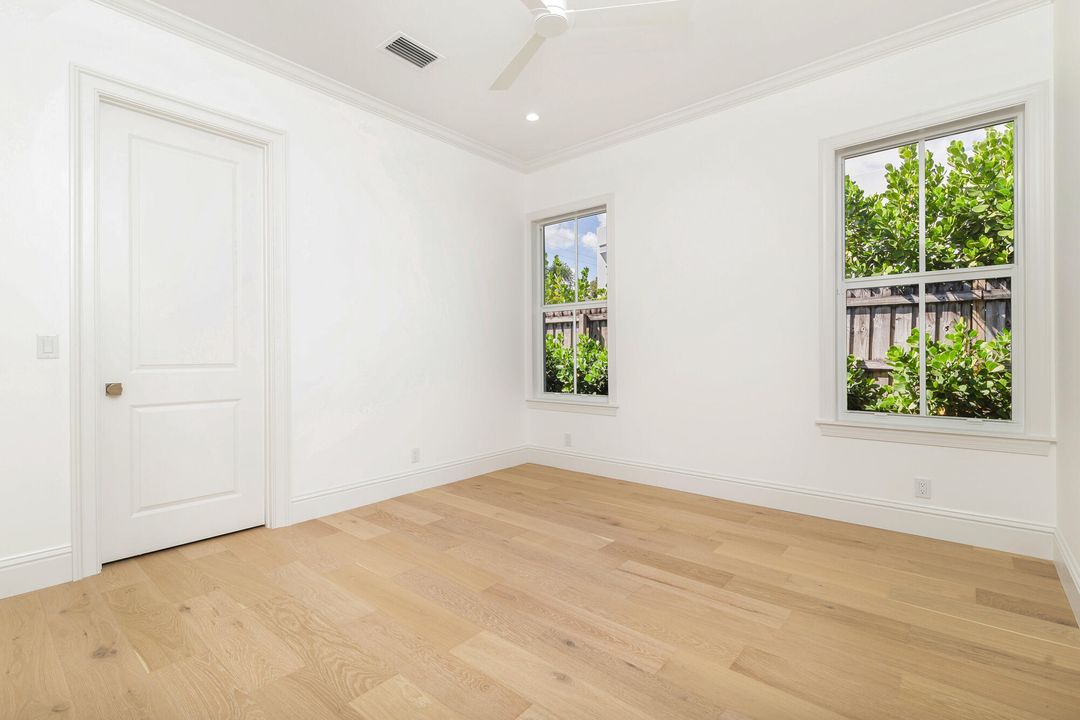 合同活跃: $3,450,000 (4 贝兹, 3 浴室, 2982 平方英尺)