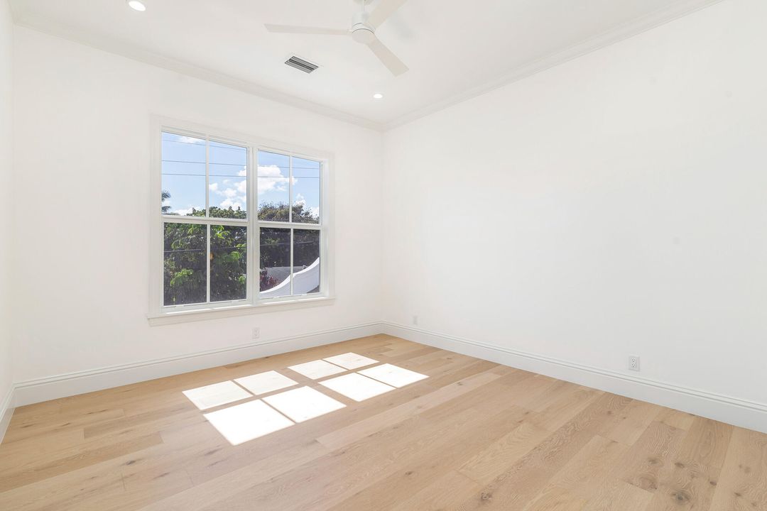 合同活跃: $3,450,000 (4 贝兹, 3 浴室, 2982 平方英尺)