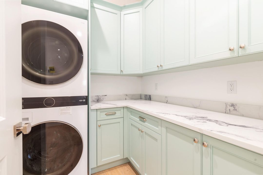 合同活跃: $3,450,000 (4 贝兹, 3 浴室, 2982 平方英尺)