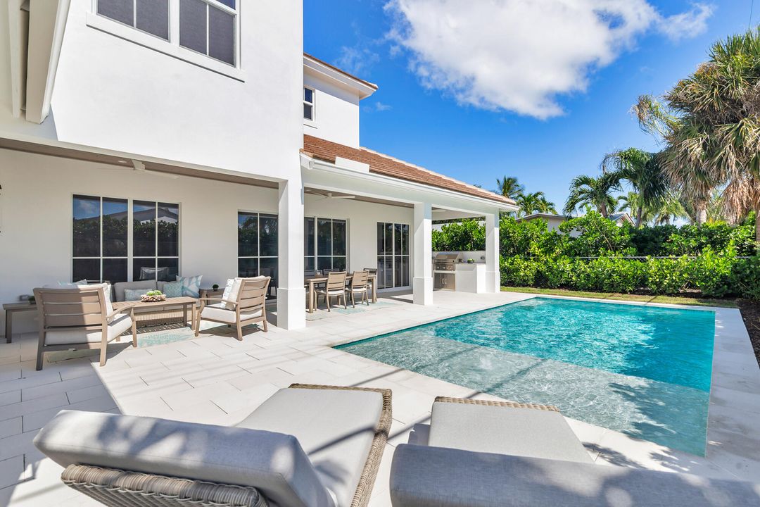 合同活跃: $3,450,000 (4 贝兹, 3 浴室, 2982 平方英尺)