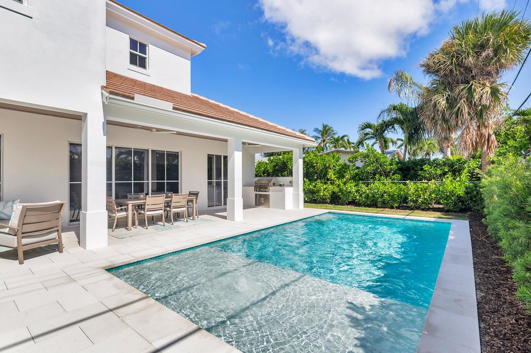 合同活跃: $3,450,000 (4 贝兹, 3 浴室, 2982 平方英尺)