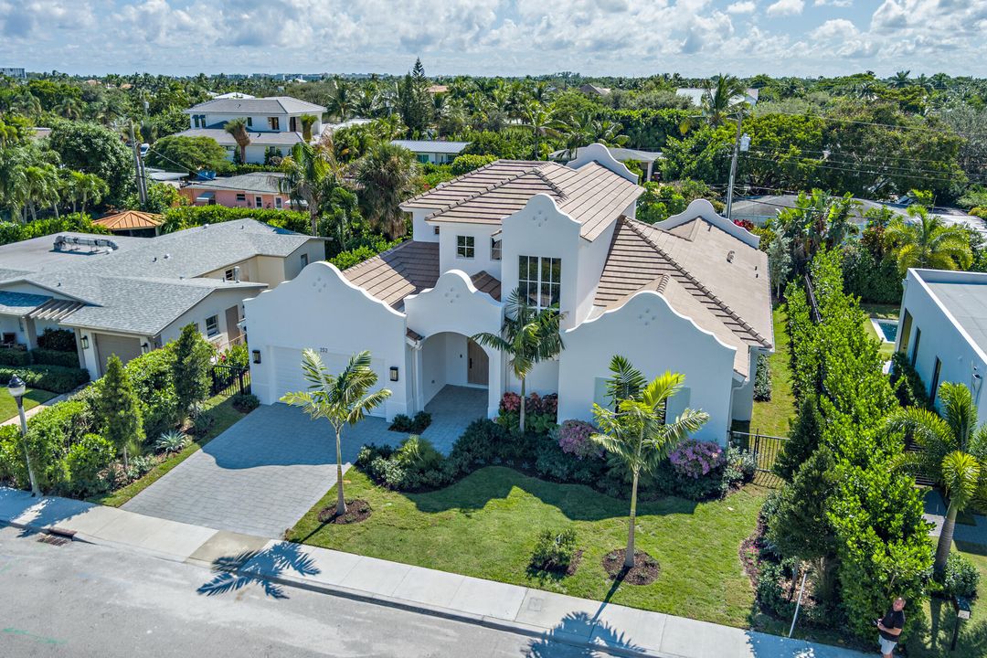 合同活跃: $3,450,000 (4 贝兹, 3 浴室, 2982 平方英尺)