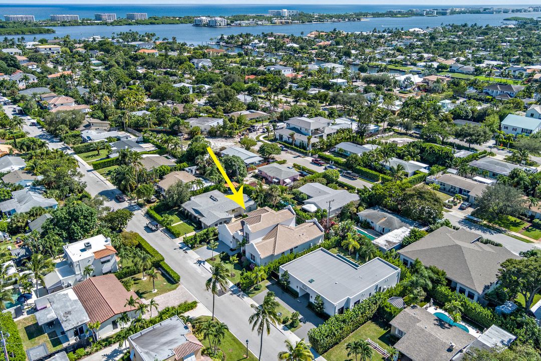 合同活跃: $3,450,000 (4 贝兹, 3 浴室, 2982 平方英尺)