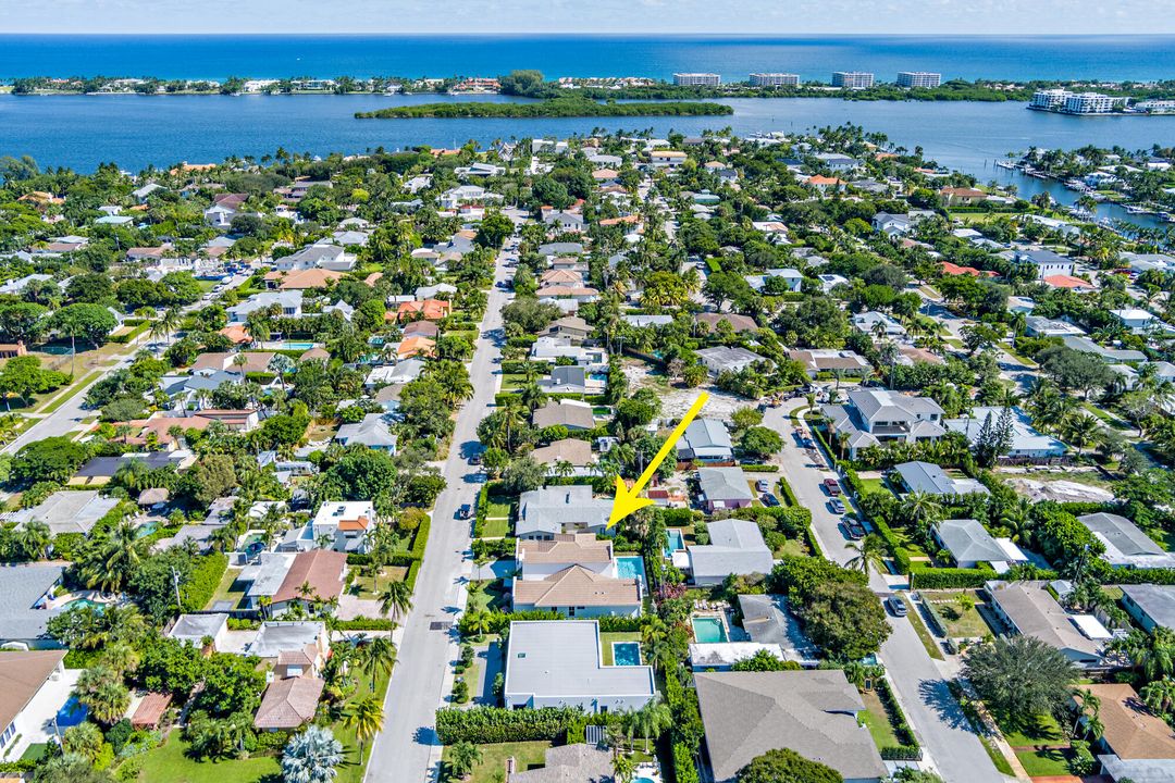 合同活跃: $3,450,000 (4 贝兹, 3 浴室, 2982 平方英尺)