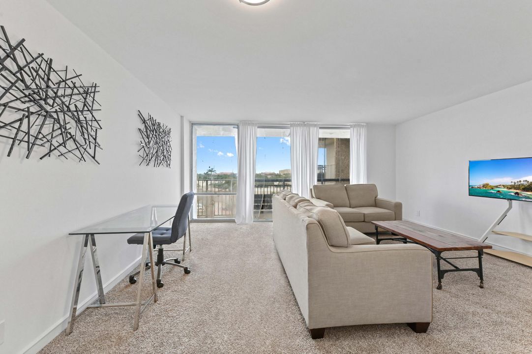 For Sale: $150,000 (1 beds, 1 baths, 731 Square Feet)