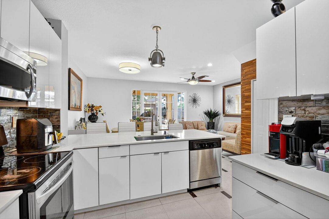 Active With Contract: $425,000 (3 beds, 2 baths, 1559 Square Feet)