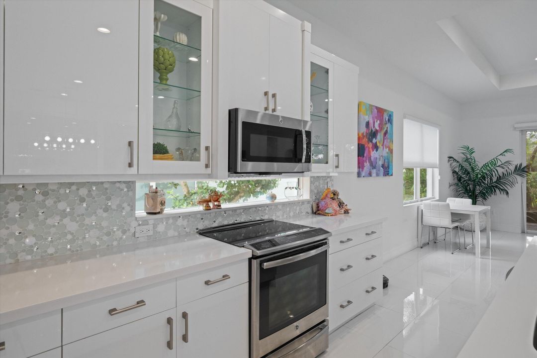 待售: $999,000 (2 贝兹, 2 浴室, 2214 平方英尺)