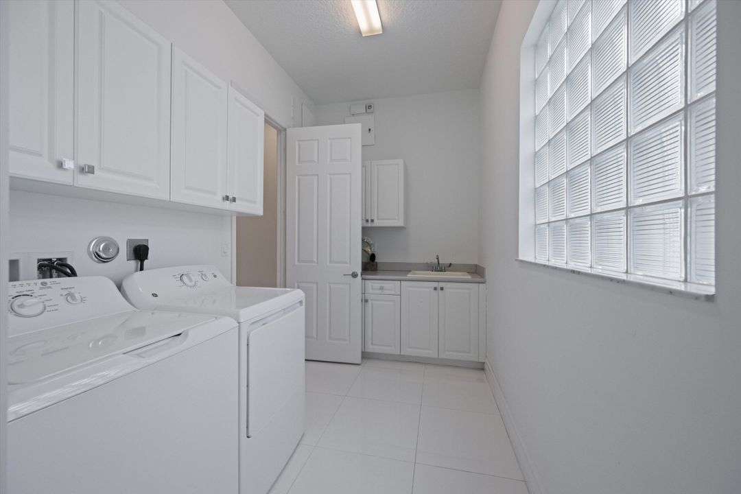 待售: $999,000 (2 贝兹, 2 浴室, 2214 平方英尺)