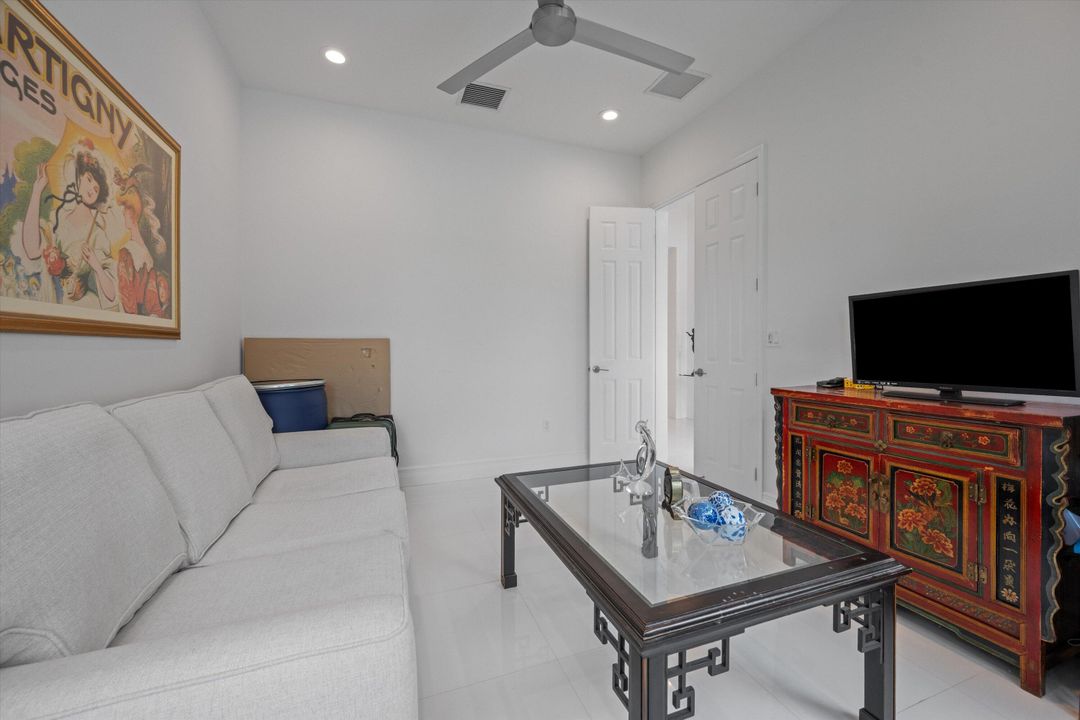 待售: $999,000 (2 贝兹, 2 浴室, 2214 平方英尺)