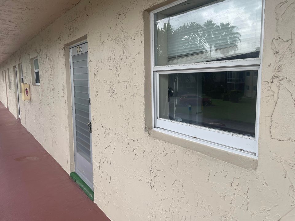 For Sale: $52,900 (1 beds, 1 baths, 696 Square Feet)