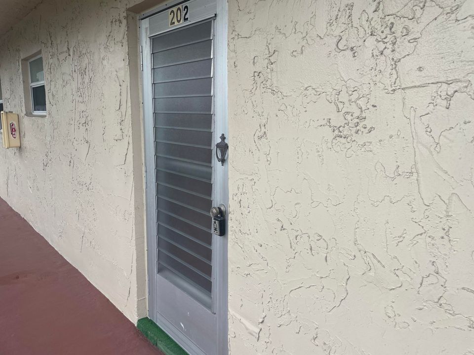 For Sale: $52,900 (1 beds, 1 baths, 696 Square Feet)