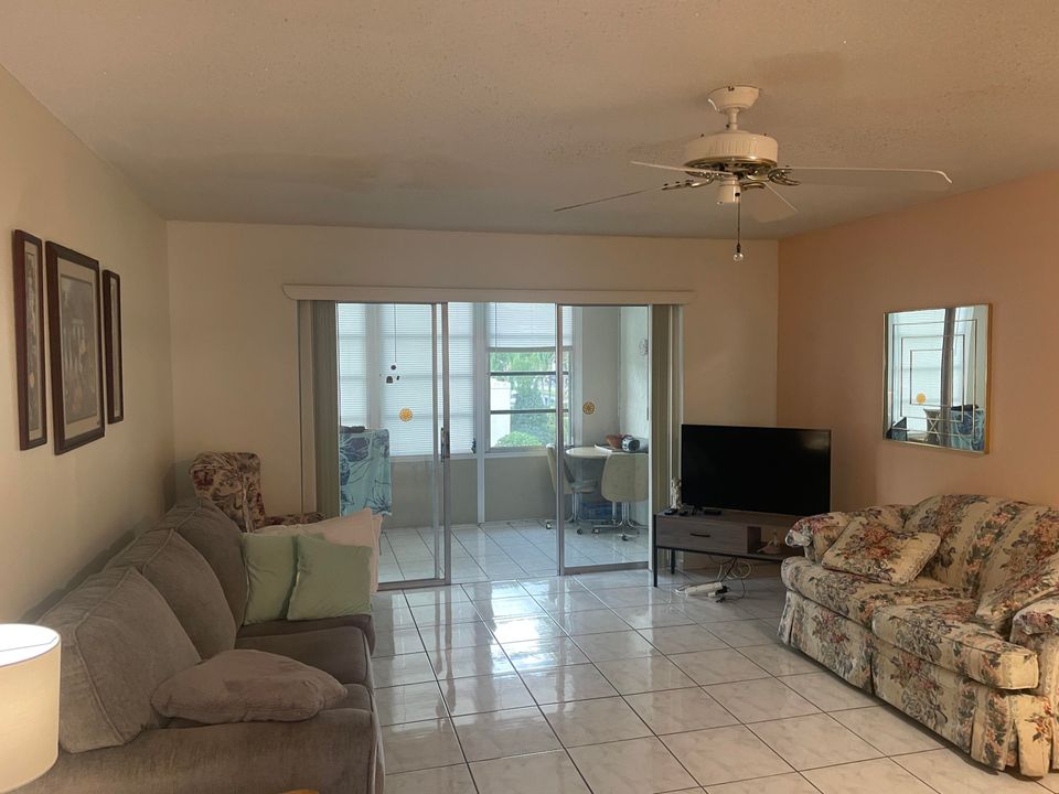 For Sale: $52,900 (1 beds, 1 baths, 696 Square Feet)