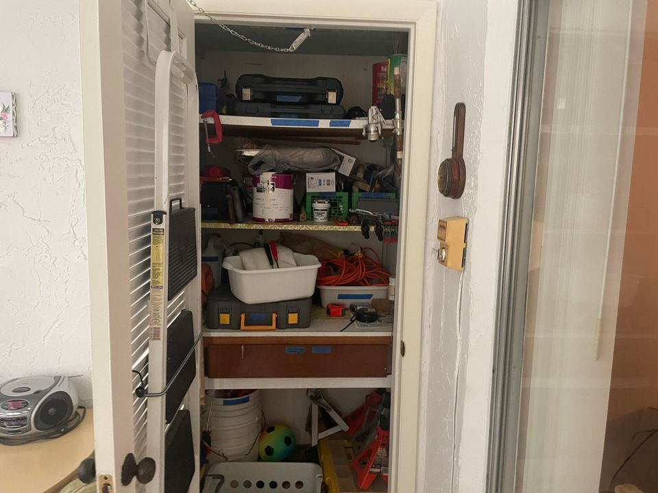 For Sale: $52,900 (1 beds, 1 baths, 696 Square Feet)