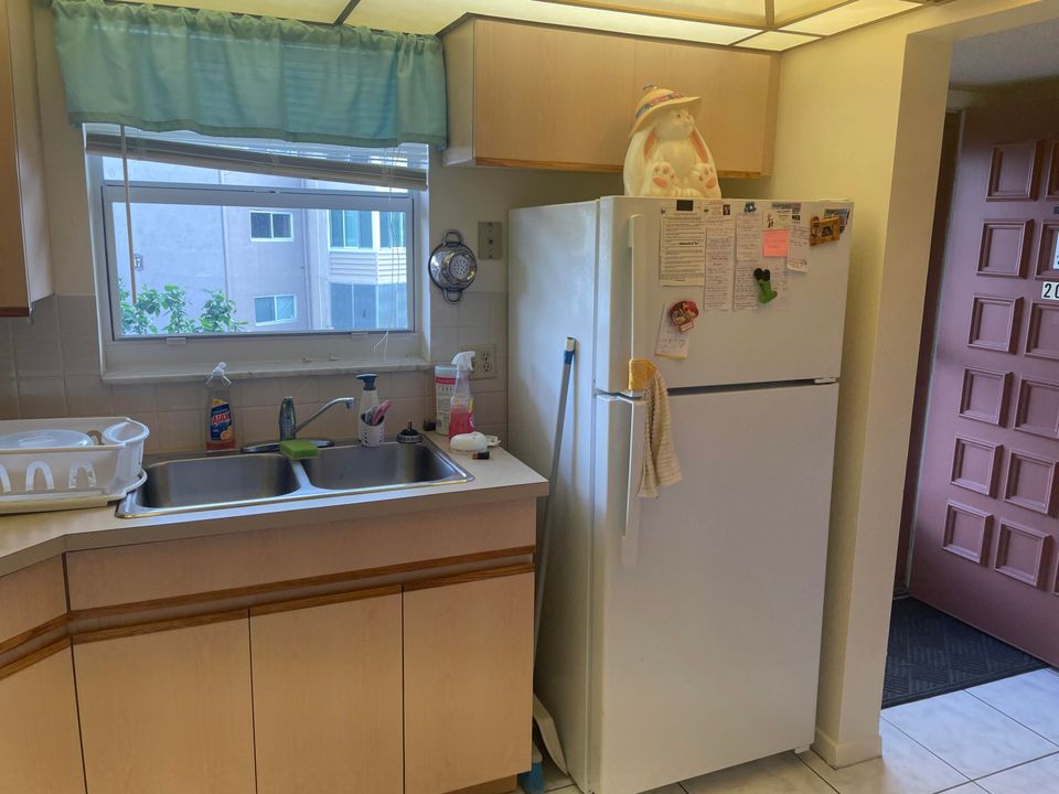 For Sale: $52,900 (1 beds, 1 baths, 696 Square Feet)