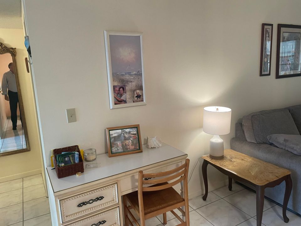 For Sale: $52,900 (1 beds, 1 baths, 696 Square Feet)