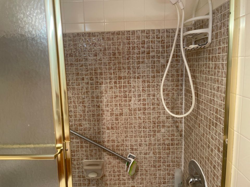 For Sale: $52,900 (1 beds, 1 baths, 696 Square Feet)