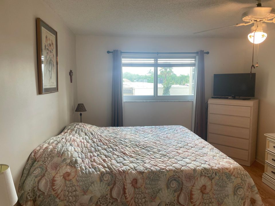 For Sale: $52,900 (1 beds, 1 baths, 696 Square Feet)