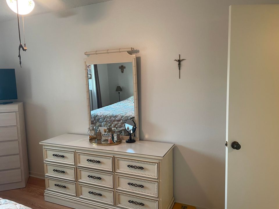 For Sale: $52,900 (1 beds, 1 baths, 696 Square Feet)