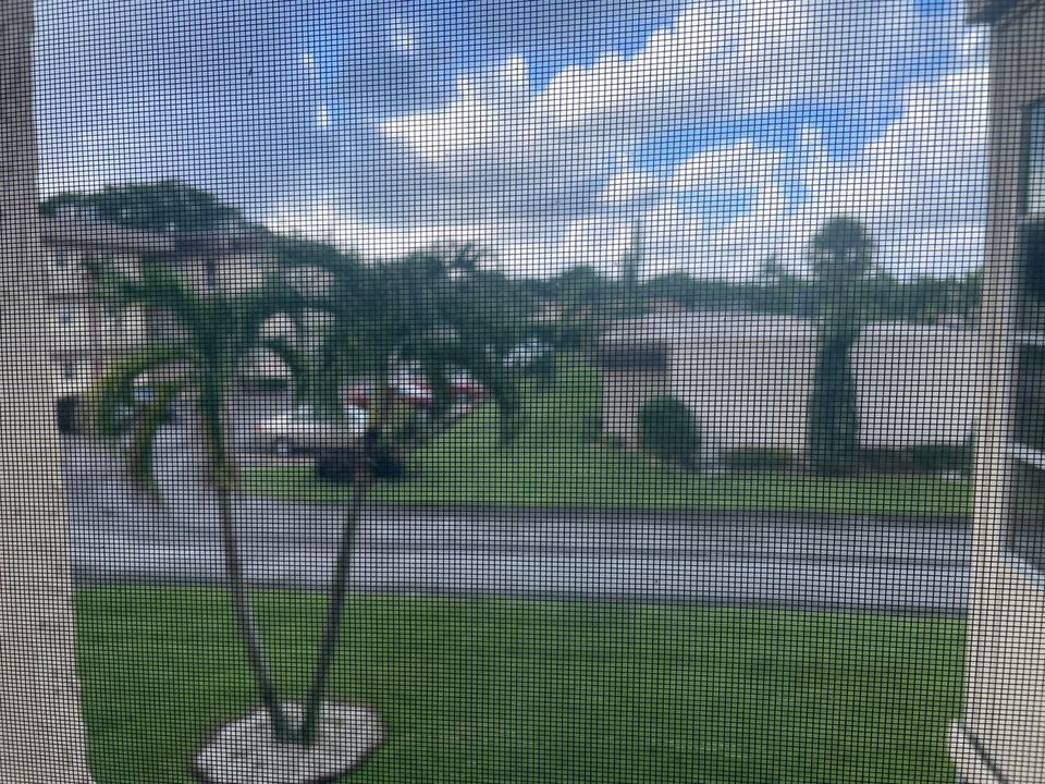 For Sale: $52,900 (1 beds, 1 baths, 696 Square Feet)