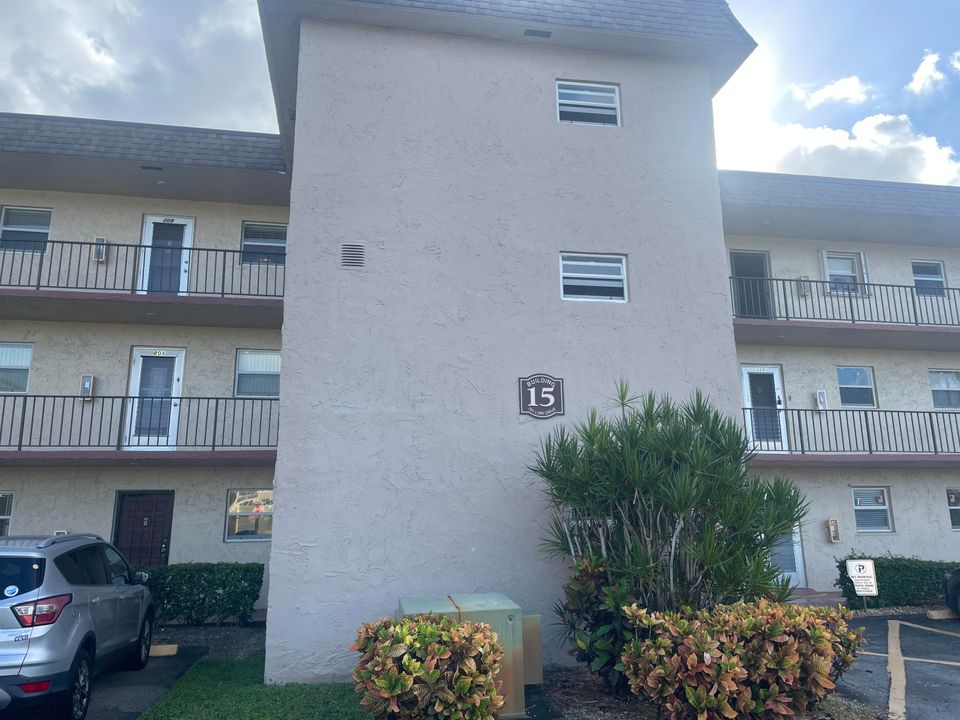 For Sale: $52,900 (1 beds, 1 baths, 696 Square Feet)