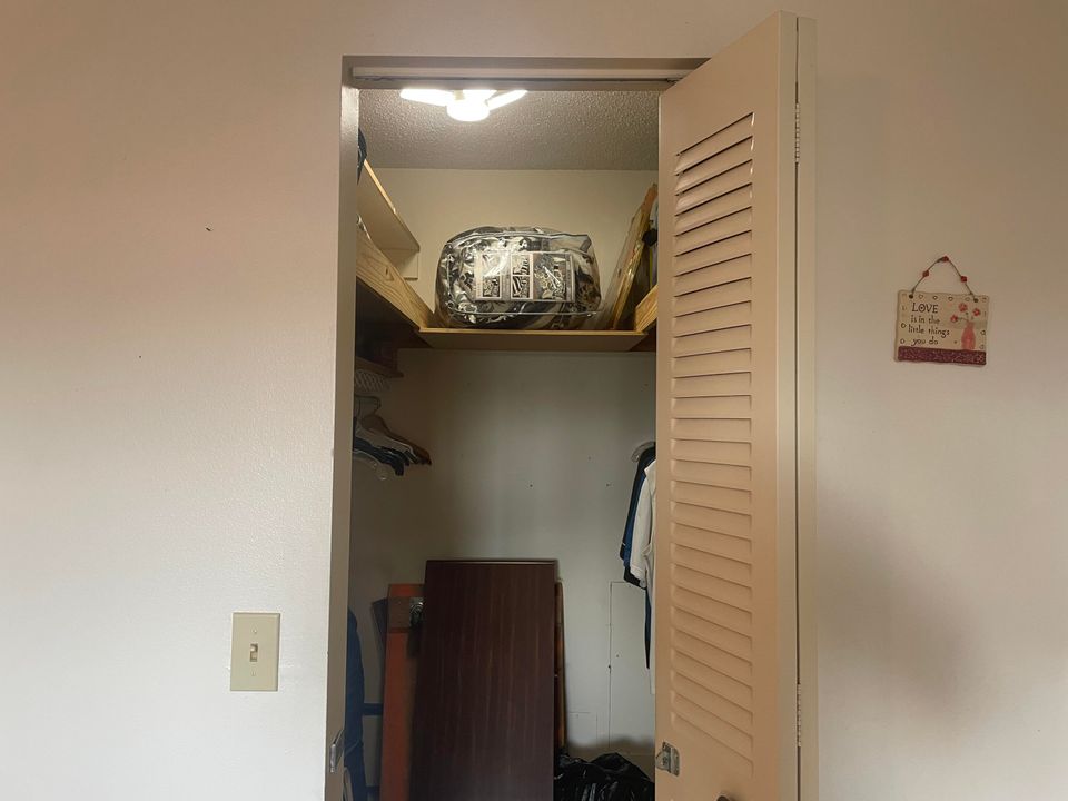 For Sale: $52,900 (1 beds, 1 baths, 696 Square Feet)