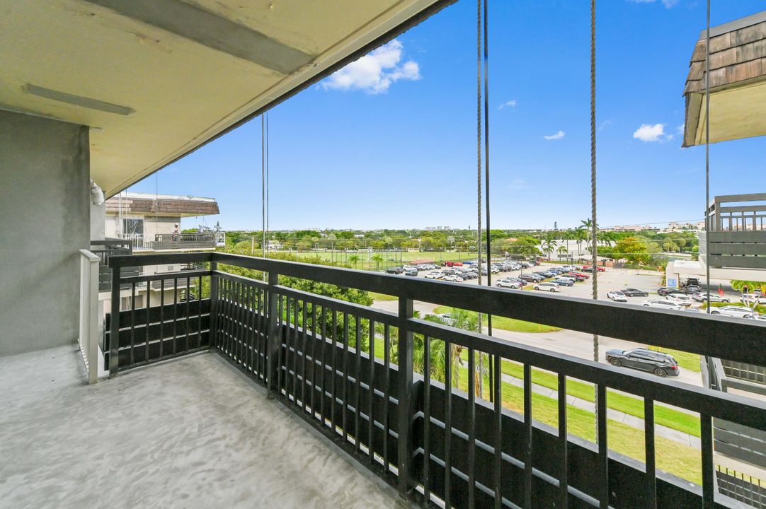 For Sale: $150,000 (1 beds, 1 baths, 731 Square Feet)