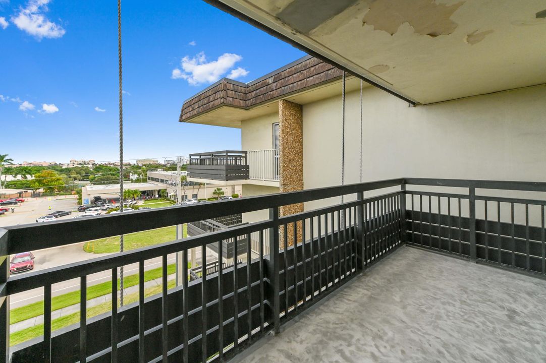 For Sale: $150,000 (1 beds, 1 baths, 731 Square Feet)