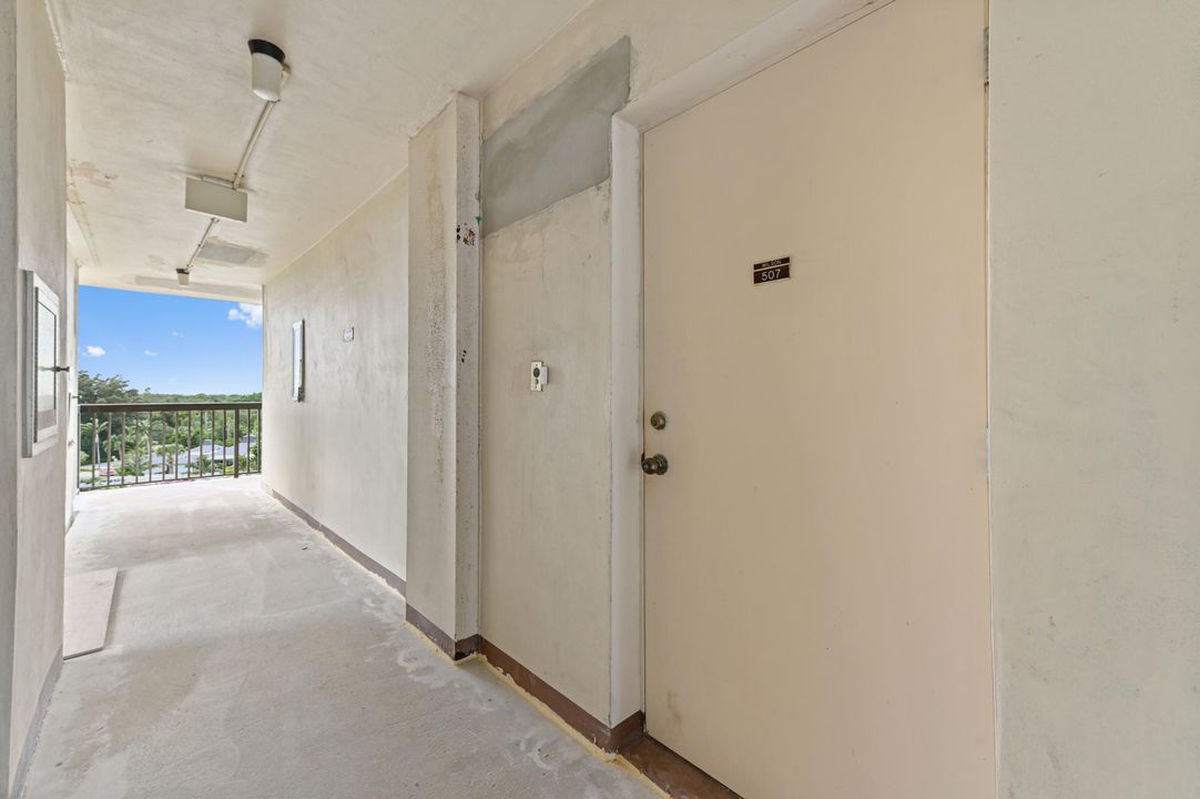 For Sale: $150,000 (1 beds, 1 baths, 731 Square Feet)