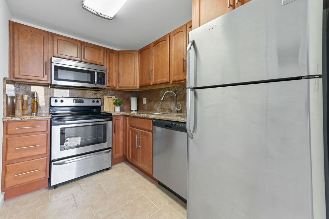 For Sale: $150,000 (1 beds, 1 baths, 731 Square Feet)