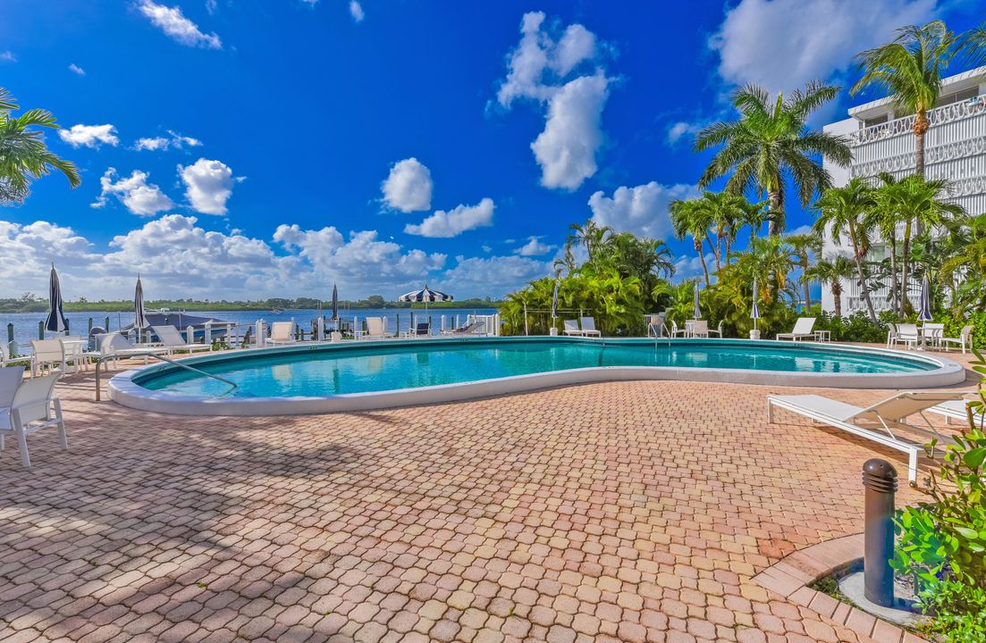 Active With Contract: $599,000 (2 beds, 2 baths, 1116 Square Feet)