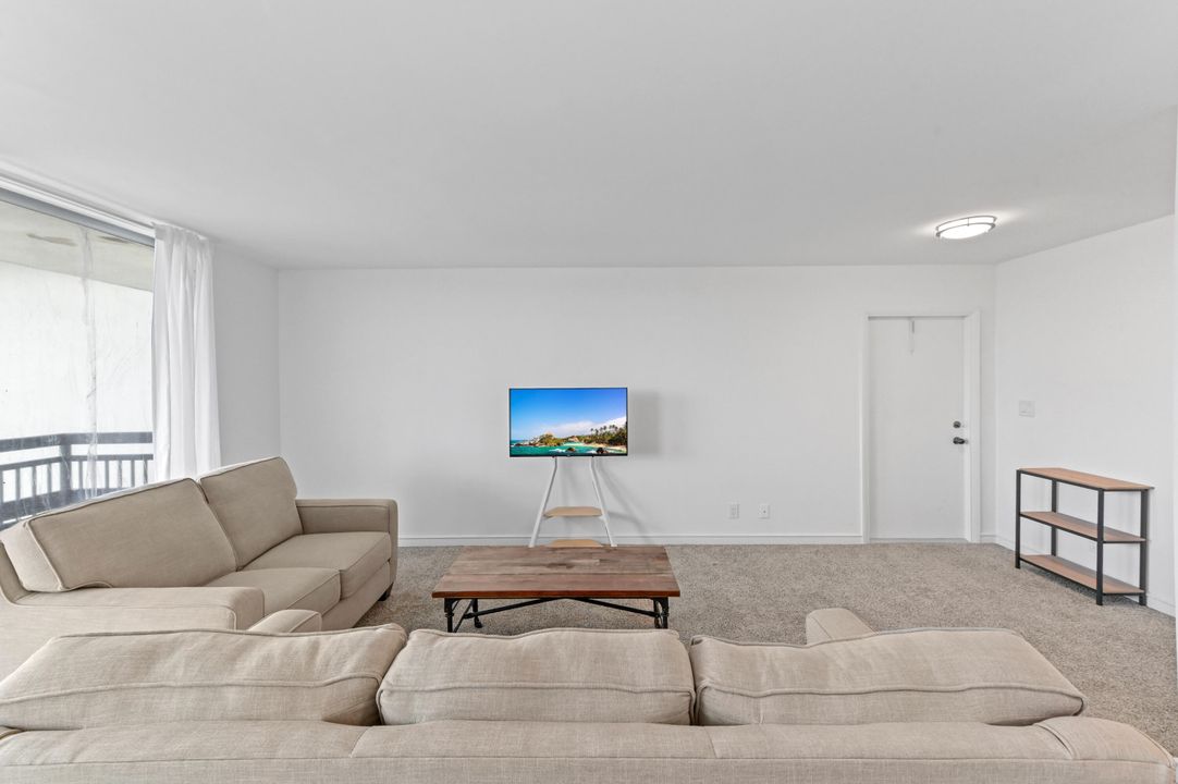 For Sale: $150,000 (1 beds, 1 baths, 731 Square Feet)