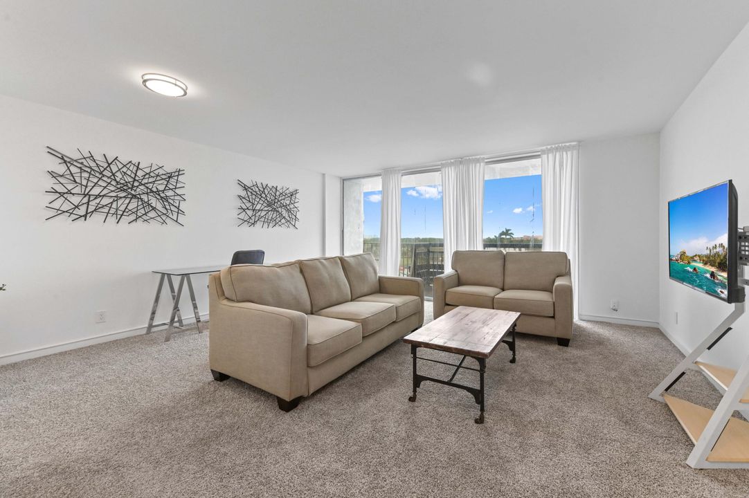 For Sale: $150,000 (1 beds, 1 baths, 731 Square Feet)