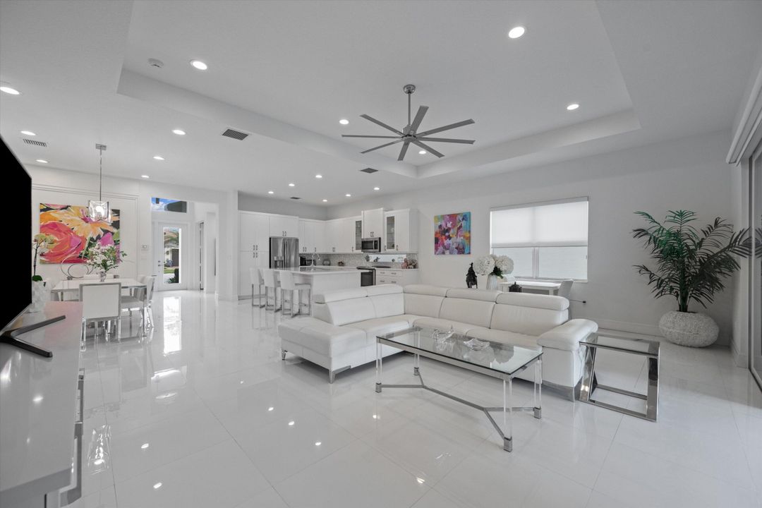 待售: $999,000 (2 贝兹, 2 浴室, 2214 平方英尺)