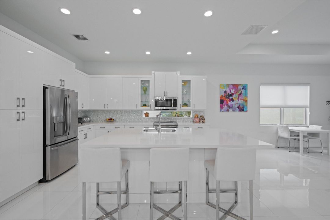 待售: $999,000 (2 贝兹, 2 浴室, 2214 平方英尺)