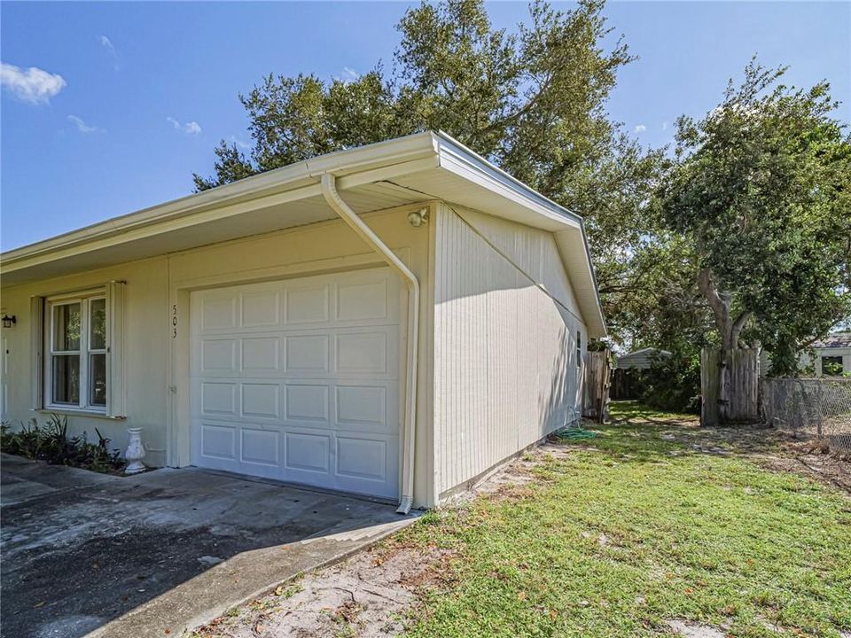 For Sale: $265,000 (2 beds, 2 baths, 927 Square Feet)