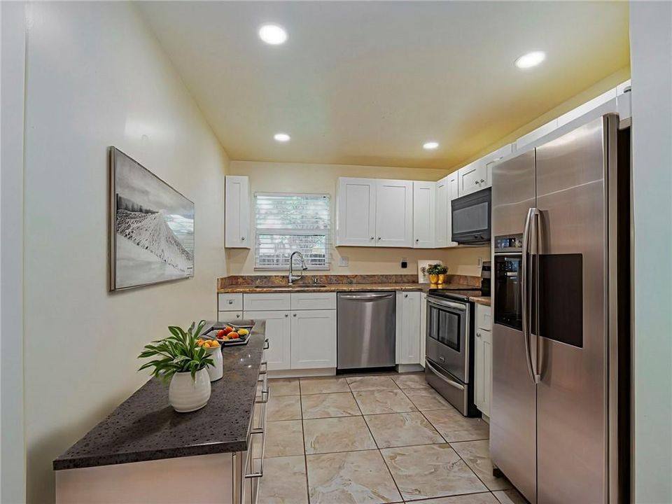 For Sale: $265,000 (2 beds, 2 baths, 927 Square Feet)