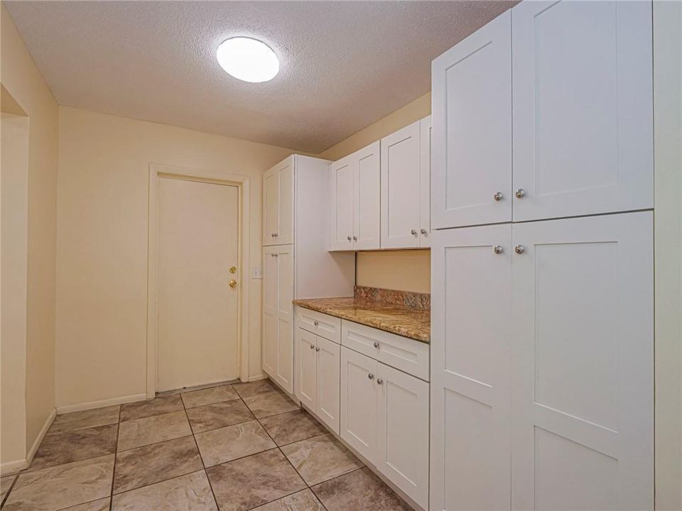 For Sale: $265,000 (2 beds, 2 baths, 927 Square Feet)