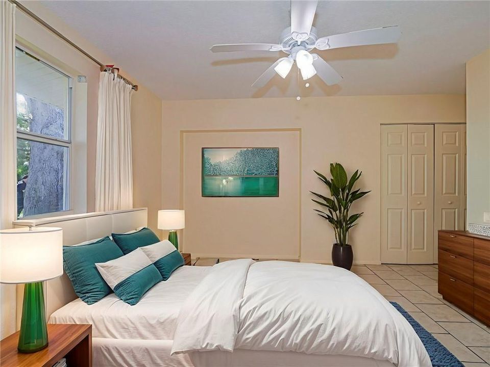 For Sale: $265,000 (2 beds, 2 baths, 927 Square Feet)